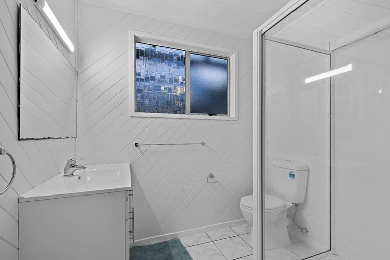 Photo of property in 16 Napuka Road, Henderson Valley, Auckland, 0612