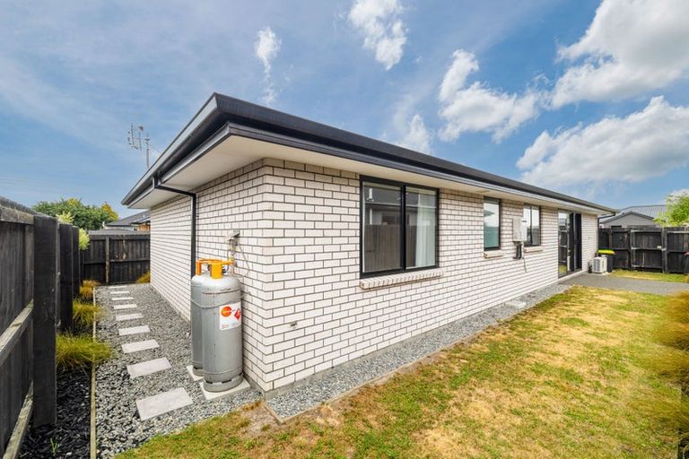 Photo of property in 33 Miromiro Street, Broomfield, Christchurch, 8042
