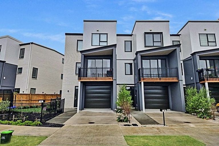 Photo of property in 10 Kuaha Road, Massey, Auckland, 0614