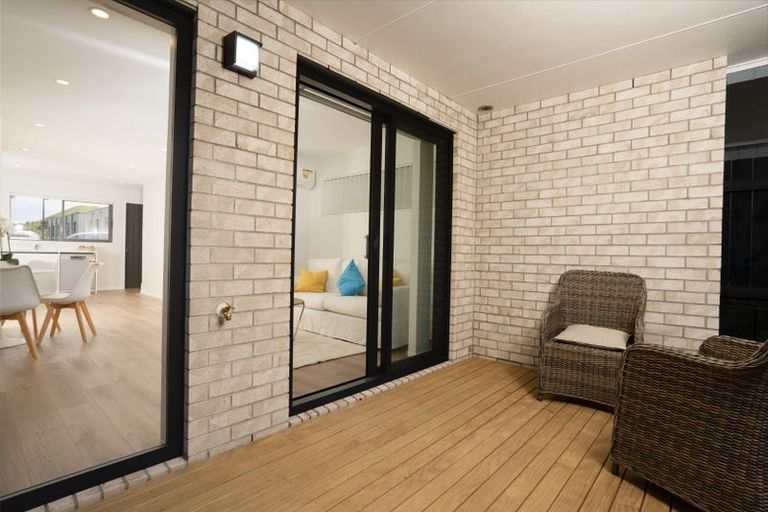 Photo of property in 2 Mikoikoi Crescent, Mangere Bridge, Auckland, 2022