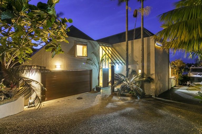 Photo of property in 2/5 Mizpah Road, Waiake, Auckland, 0630