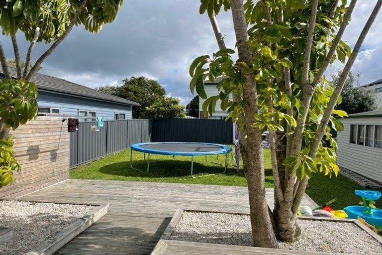 Photo of property in 18 Farnborough Crescent, Mangere, Auckland, 2022