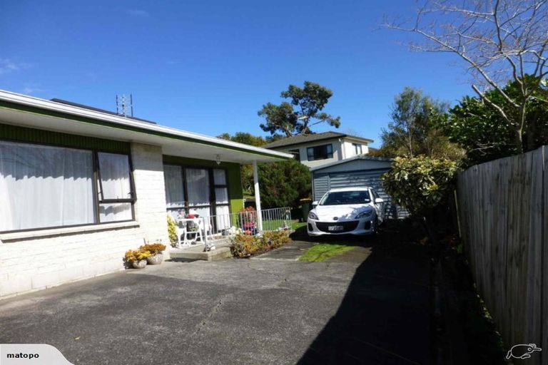 Photo of property in 2/10 Metric Place, Te Atatu South, Auckland, 0610