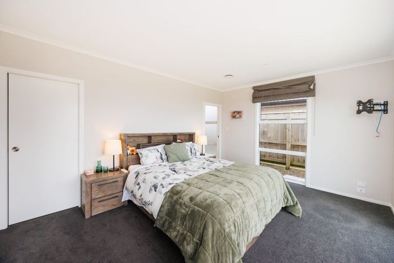 Photo of property in 16 Cyprus Place, Fitzherbert, Palmerston North, 4410