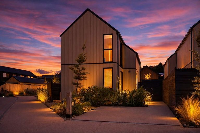 Photo of property in 33 Casterway Crescent, Jacks Point, 9371