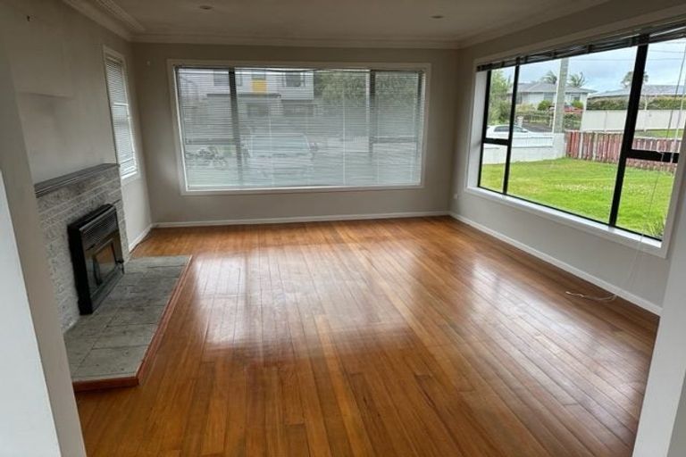 Photo of property in 5 Edgerton Road, Te Atatu Peninsula, Auckland, 0610
