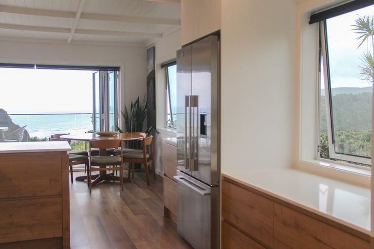 Photo of property in 15 Piha Road, Piha, New Lynn, 0772