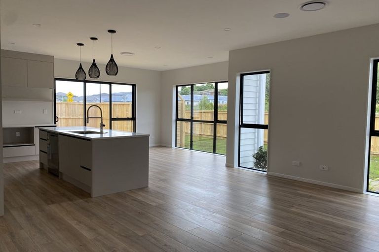 Photo of property in 28 Holcroft Street, Papakura, 2110