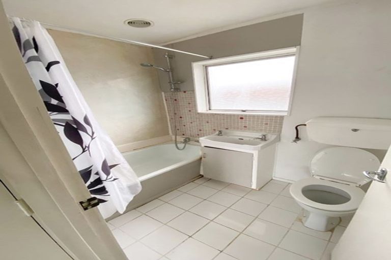 Photo of property in 112 Lynwood Road, New Lynn, Auckland, 0600