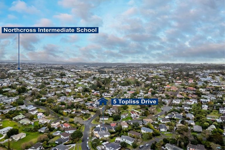 Photo of property in 5a Topliss Drive, Northcross, Auckland, 0632