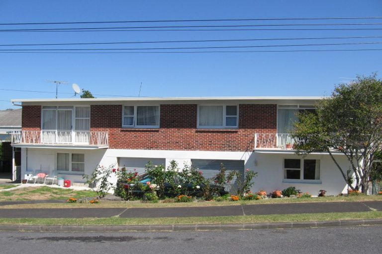 Photo of property in 2/2 Scarboro Terrace, Murrays Bay, Auckland, 0630