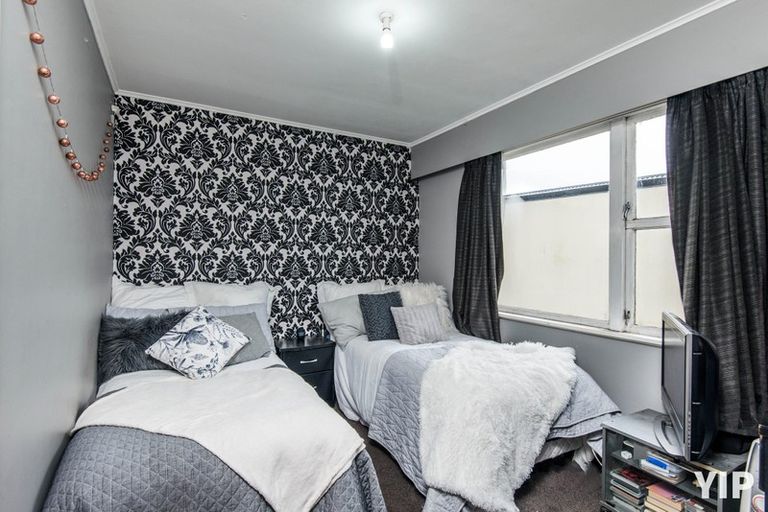 Photo of property in 44 Somes Crescent, Newlands, Wellington, 6037