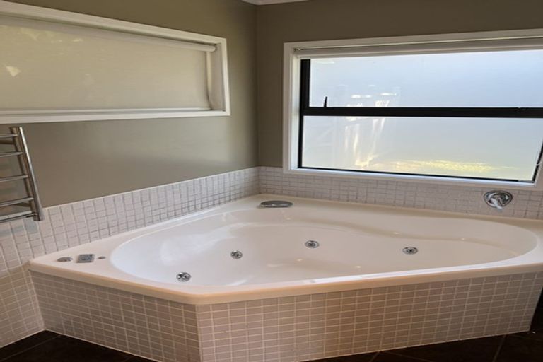 Photo of property in 55 Meadowvale Avenue, Forrest Hill, Auckland, 0620