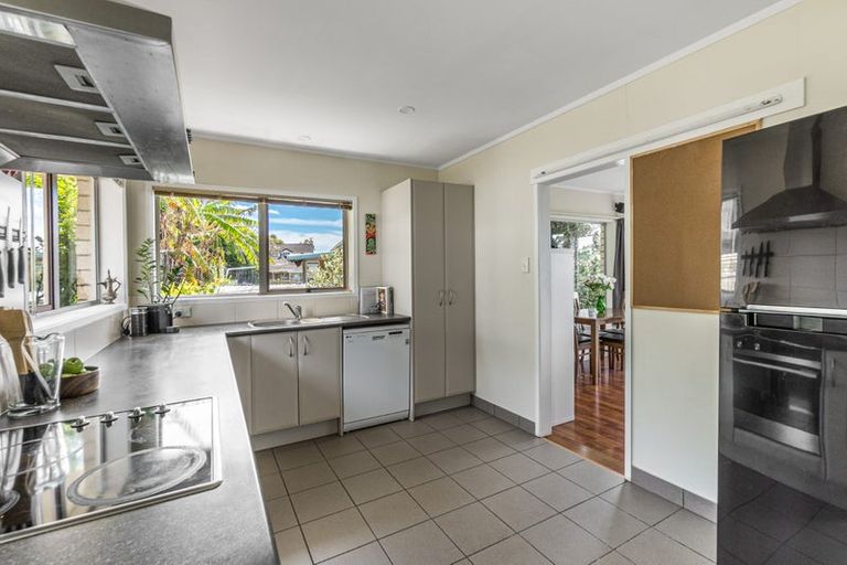 Photo of property in 2/12 Girrahween Drive, Totara Vale, Auckland, 0629
