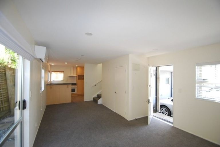 Photo of property in 8/138 Queens Drive, Lyall Bay, Wellington, 6022