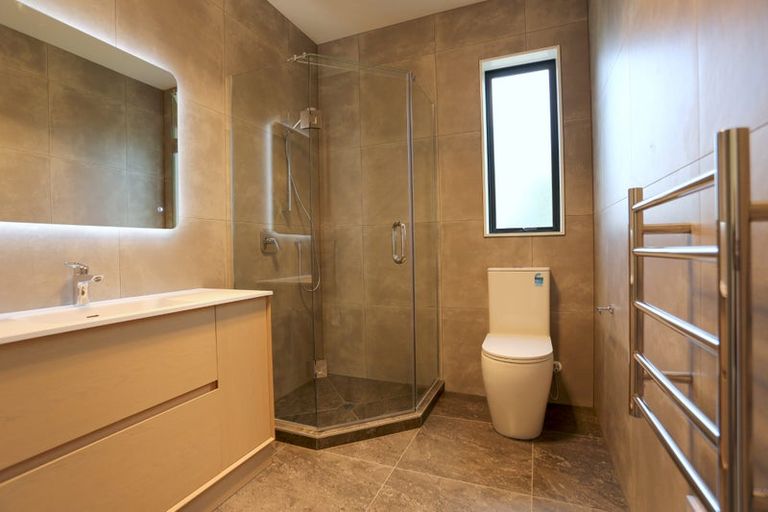 Photo of property in 1b Kirkdale Place, Northcross, Auckland, 0632