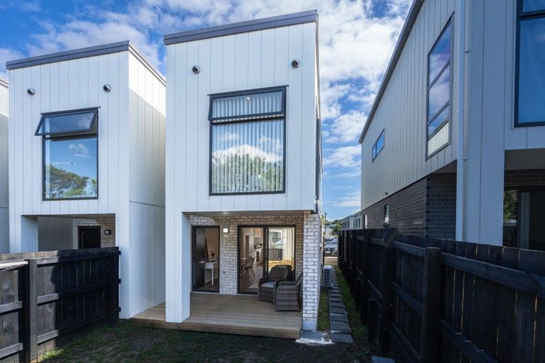 Photo of property in 2 Mikoikoi Crescent, Mangere Bridge, Auckland, 2022
