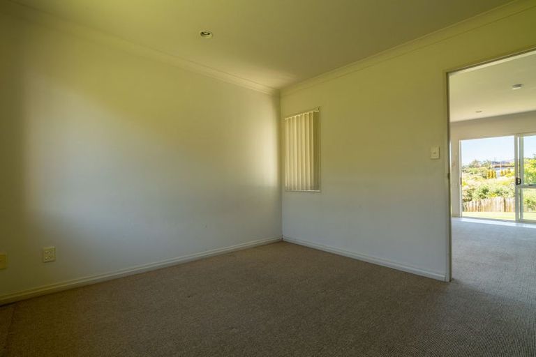 Photo of property in 16 Andara Close, Pinehill, Auckland, 0632