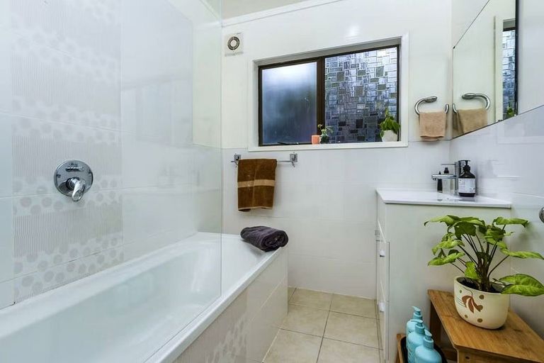 Photo of property in 1/31 Sunnyfield Crescent, Glenfield, Auckland, 0629