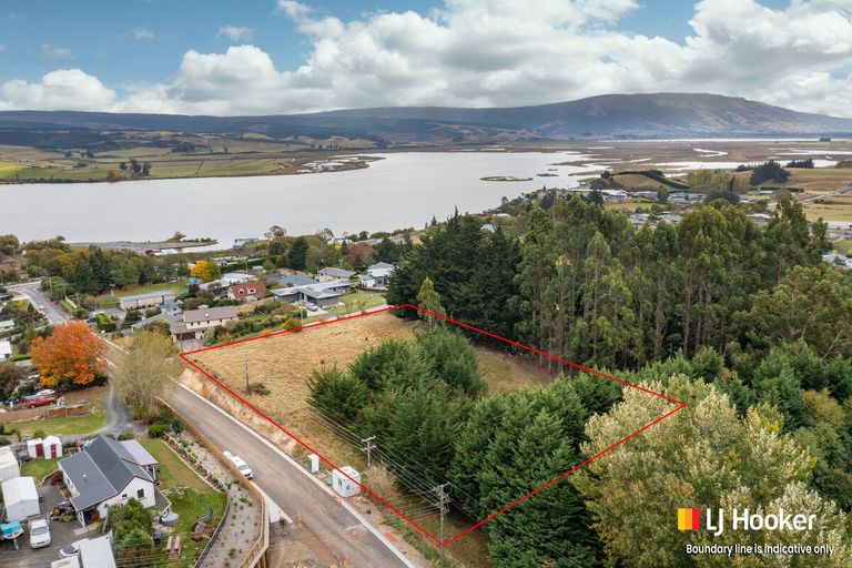 Photo of property in 10 Gull Street, Waihola, Milton, 9073