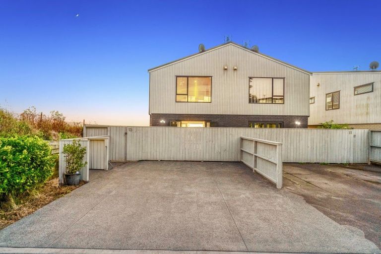 Photo of property in 13 Maureen Close, East Tamaki Heights, Auckland, 2016