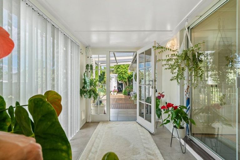 Photo of property in 27 Miro Road, Mangere Bridge, Auckland, 2022