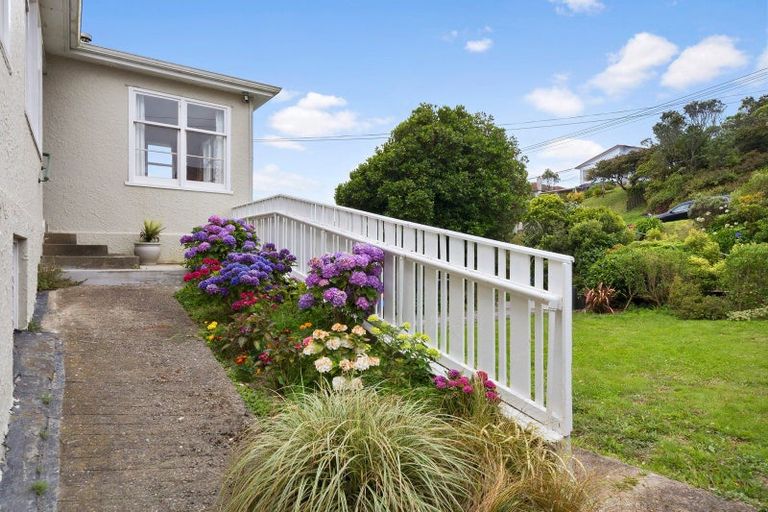 Photo of property in 36 Miles Crescent, Newlands, Wellington, 6037