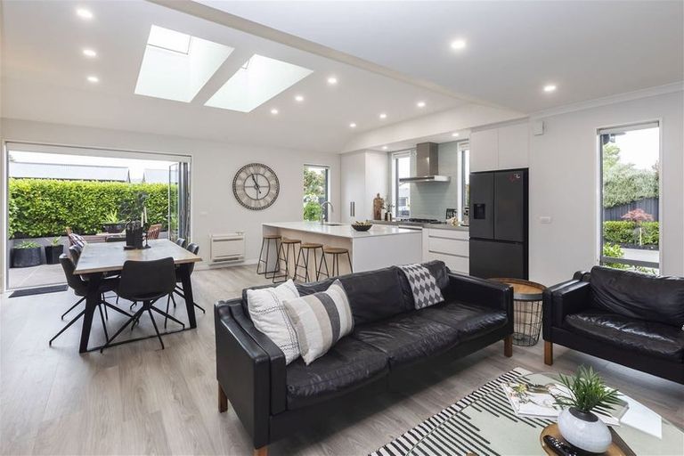 Photo of property in 7 Millpond Place, Parklands, Christchurch, 8083