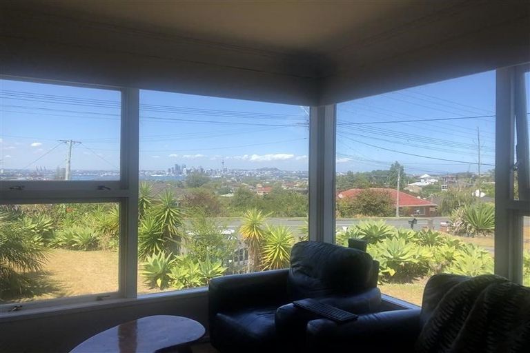 Photo of property in 95 Ocean View Road, Hillcrest, Auckland, 0627