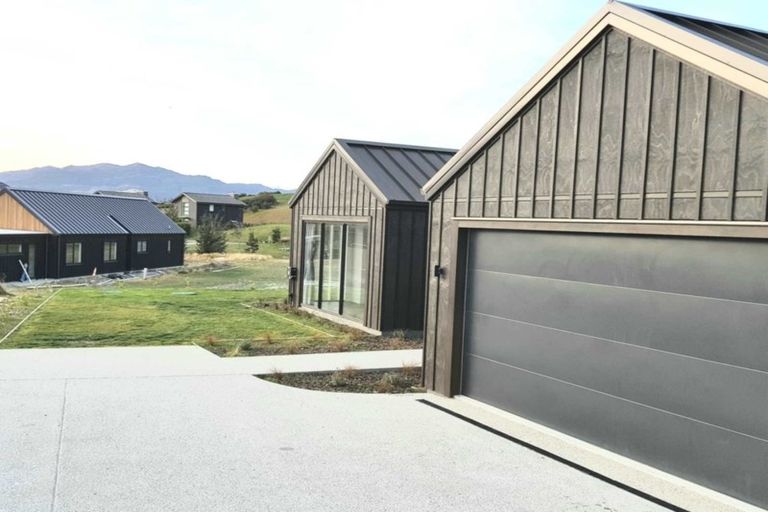 Photo of property in 16 Kinross Lane, Jacks Point, Queenstown, 9371