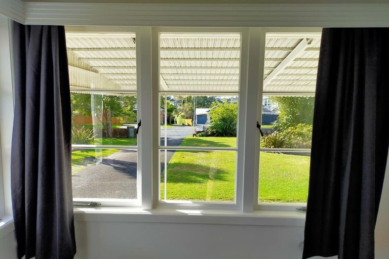 Photo of property in 7 Neil Avenue, Te Atatu Peninsula, Auckland, 0610