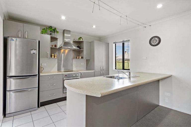 Photo of property in 28a Manuroa Road, Takanini, 2112