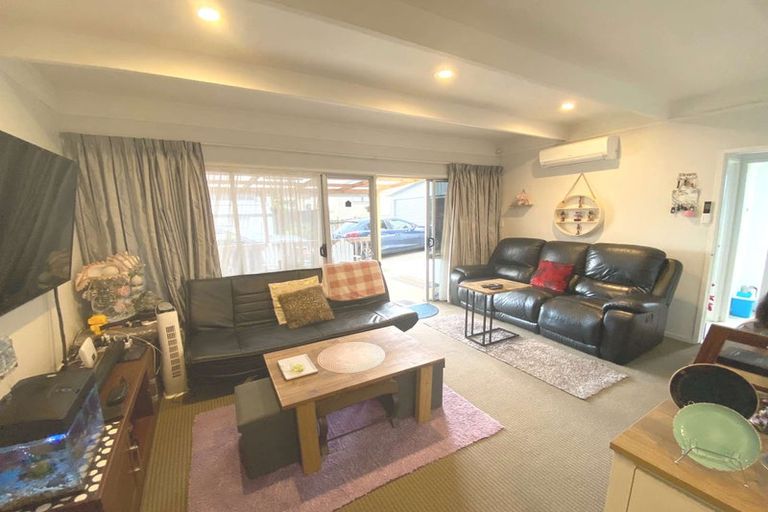 Photo of property in 24 Newington Road, Henderson, Auckland, 0612