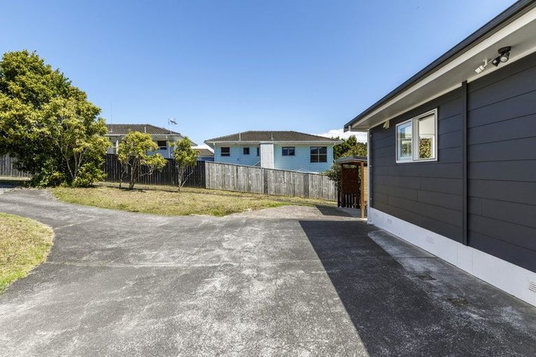 Photo of property in 2/140 Lynn Road, Bayview, Auckland, 0629