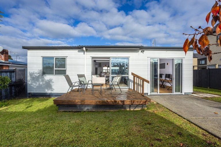 Photo of property in 2/7 Eskdale Road, Birkdale, Auckland, 0626