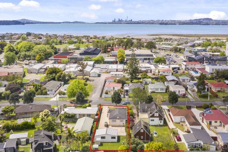 Photo of property in 20 Peachgrove Road, Te Atatu Peninsula, Auckland, 0610