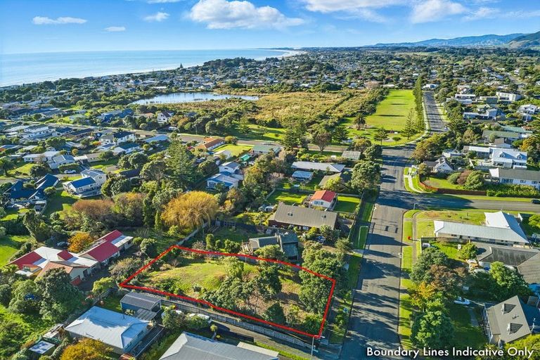 Photo of property in 53 Queens Road, Waikanae Beach, Waikanae, 5036