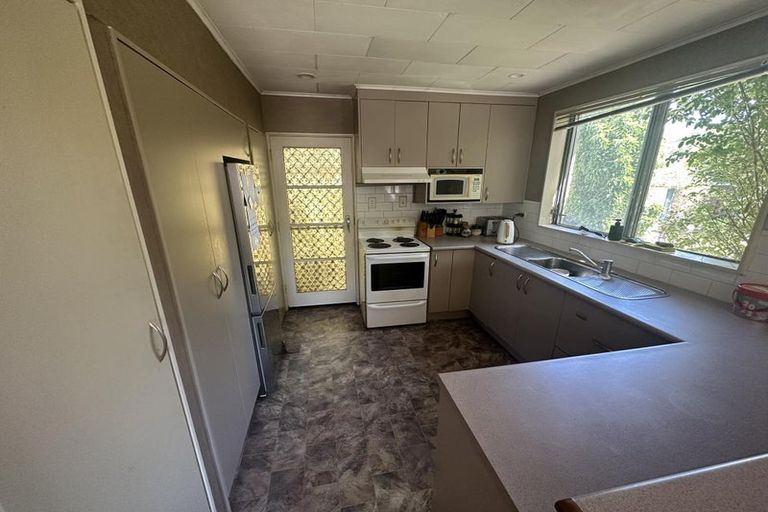 Photo of property in 1f1-a Sequoia Place, Maoribank, Upper Hutt, 5018