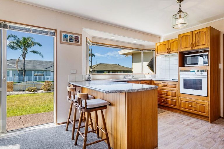Photo of property in 38 Edward Avenue, Orewa, 0931