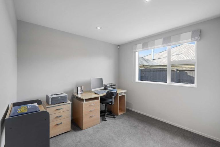 Photo of property in 31 Linkwater Way, Parklands, Christchurch, 8083