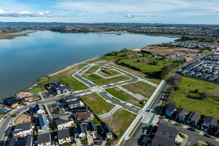 Photo of property in 25 Harbourside Parade, Hobsonville, 0616