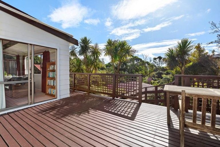 Photo of property in 2 Rokewa Way, Paparangi, Wellington, 6037