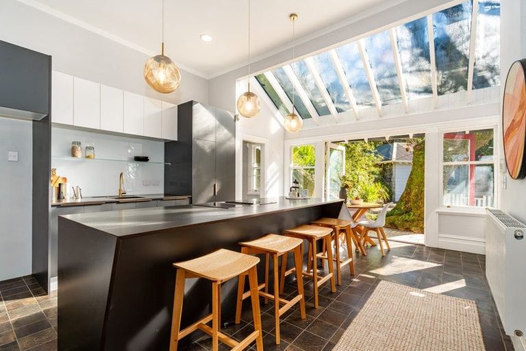 Photo of property in 50 Garden Road, Northland, Wellington, 6012