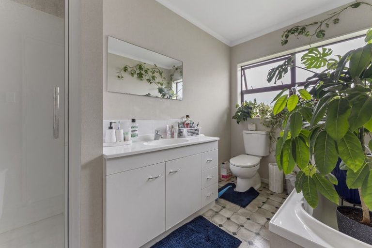 Photo of property in 52 Geneva Terrace, Kelvin Grove, Palmerston North, 4414