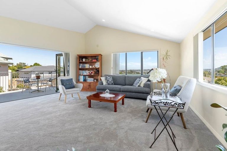 Photo of property in 1/230 East Coast Road, Forrest Hill, Auckland, 0620