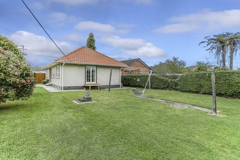 Photo of property in 64 Taikata Road, Te Atatu Peninsula, Auckland, 0610