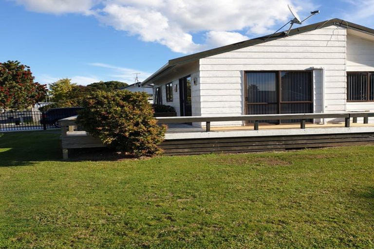 Photo of property in 16 Sandspit Road, Waiuku, 2123