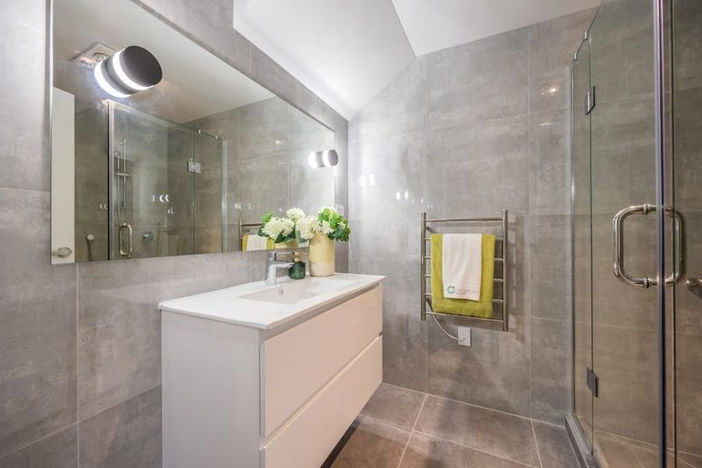 Photo of property in 2/5 Marsh Avenue, Forrest Hill, Auckland, 0620