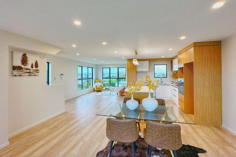Photo of property in 10f Robert Burke Place, Henderson, Auckland, 0612