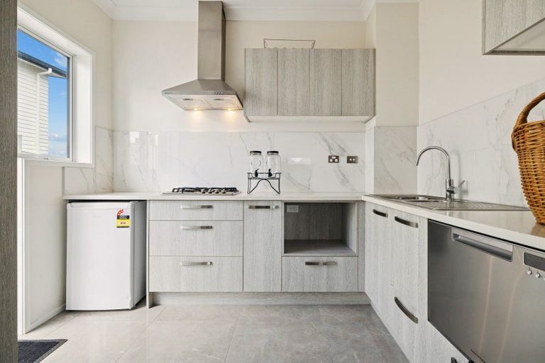 Photo of property in 2 Tauwaka Crescent, Riverhead, 0820